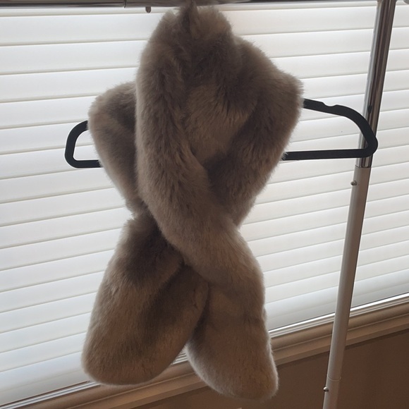 Faux fur scarf - Picture 3 of 6